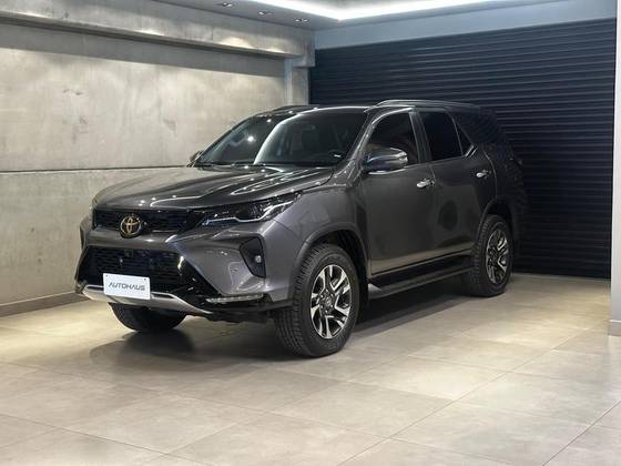 TOYOTA HILUX SW4 2.8 D-4D TURBO DIESEL SRX PLATINUM 7L 4X4 AUTOMÁTICO TOYOTA HILUX SW4 2.8 D-4D TURBO DIESEL SRX PLATINUM 7L 4X4 AUTOMÁTICO